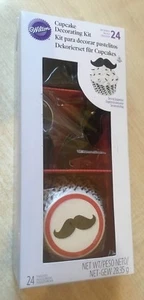 Nuovo set decorazione Wilton CupCake nuovo con scatola - 24 astucci e plettri per torte di carta - baffi - Foto 1 di 3