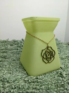 Glas matt grün Vase Blumenbehälter 5" verziert mit Metall Rose Halskette - Bild 1 von 11