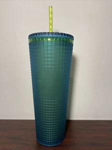 Vaso Starbucks Soft Touch Cold Cup Venti 24 oz 2022 Verde Amarillo Azul Rejilla Nuevo - Imagen 1 de 3