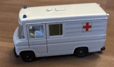 AW357 SIKU 1/43 1:43 AMBULANCIA MERCEDES BENZ REF V292 Foto 1 de 4