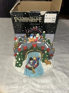 Pueblo victoriano de colección. Niños en el puente 1999. Pintado a mano - Imagen 1 de 9