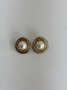 Vintage Women’s Fashion Gold Tone White Faux Pearl Round Clip-On Stud Earrings - Picture 1 of 2