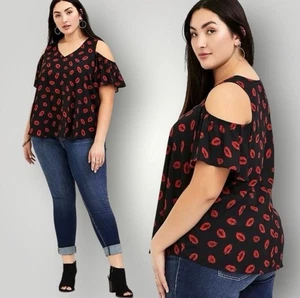 Torrid Übergröße 3X schwarz & rote Lippen Georgette schulterfreie Bluse - Bild 1 von 12