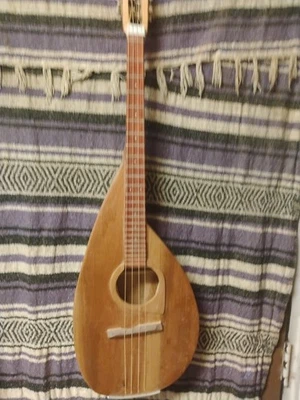 Bajo o bajo Piccalo Uke con trastes para mano derecha de 4 cuerdas. Tapa maciza. Escala 24,5  Foto 1 de 4