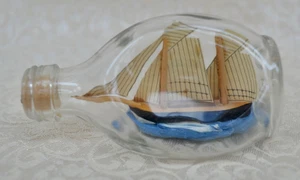 VINTAGE: KLEINES SCHIFF IN DER FLASCHE - SOLIDER ZUSTAND - Bild 1 von 4
