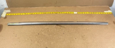 Mercedes-Benz ML350 2008-2011 puerta trasera izquierda ventana adorno moldura A1646907980 OEM Foto 1 de 4