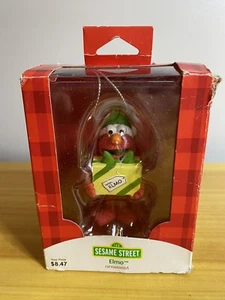 Adorno de Navidad Elmo con Presente American Greetings Herida, Plaza Sésamo. - Imagen 1 de 7
