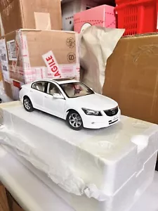 1:18 Scale Honda Accord White Diecast Model Car - Picture 1 of 23