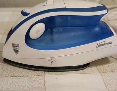Mini plancha de viaje Sunbeam tamaño compacto doble voltaje 120V-240V planchado en seco y vapor Foto 1 de 4