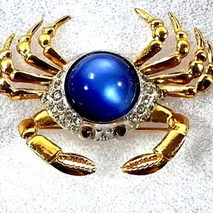 Vintage Jelly Belly Crab Figural Brooch Pin Moonglow Blue Unsigned Whimsy - Picture 1 of 11