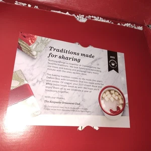 Hallmark Keepsake Ornament Club 2021 Dream Box - "Tradiciones hechas para compartir" - Imagen 1 de 8