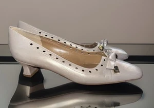 Stuart Weitzman Beige Dress  Kitten Heels Bow Detail Sz 8.5M - Picture 1 of 9