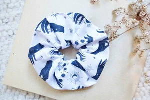 Scrunchie Hände & Mondphasen // handgefertigt Galaxy Celestial Hexen Witches - Bild 1 von 3