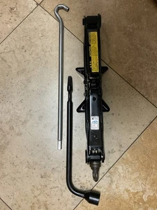 19-20-21-22-23 Toyota Corolla Tire Jack with Tools - Picture 1 of 6