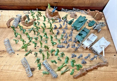 Lote de tanques de alambre de púas para hombres del ejército de plástico verde + gris de los años 70 Foto 1 de 4