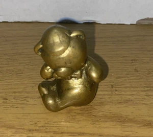 Vintage Messing Teddybär Figur Briefbeschwerer mit Hut und Fliege - Bild 1 von 6