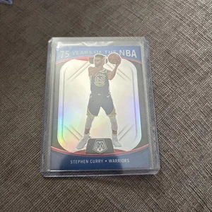Mosaico Panini 2021-22 - 75 años de la NBA Stephen Curry #76 - Imagen 1 de 2