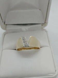10k Yellow Gold Initial Ring V Size With Diamonds Size 9 - Picture 1 of 1