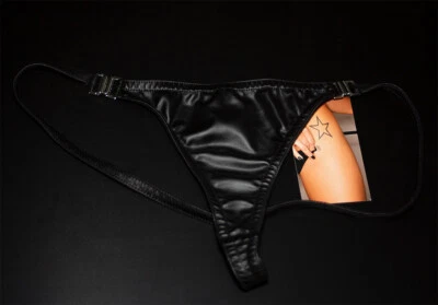 Set Wetlook String & halterlose Wetlook-Strümpfe mit Spitze, Noir Handmade - Bild 1 von 4