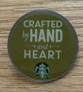 Starbucks Kaffee olivgrün ""von Hand und Herz gefertigt"" Barista Mitarbeiternadel - Bild 1 von 2