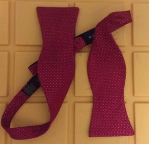 Pajarita Donald J Trump Signature Collection 100 % seda estampado geométrico rojo 13 1/4 - Imagen 1 de 3