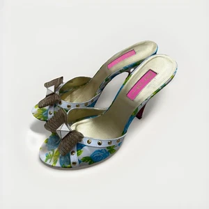 Betsey Johnson blau Blumen Vero Cuoio Heels 8M Gold Mesh Schleife Leder Nieten Absatz - Bild 1 von 11