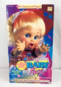 Bambola Suzie Vintage 1991 Baby Face Galoob Così Sorpresa Nuova con scatola 13" - Foto 1 di 11
