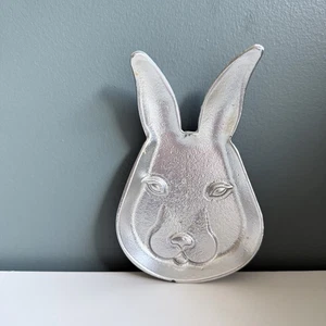 Creative Co-Op Silver Tone Easter Rabbit Bunny Heavy Cast Iron Wall Hanging T64 - Picture 1 of 8