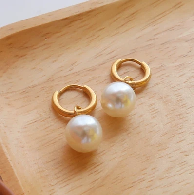 Pendientes de aro pequeños de oro de 18 quilates con dije de perlas redondas Foto 1 de 4