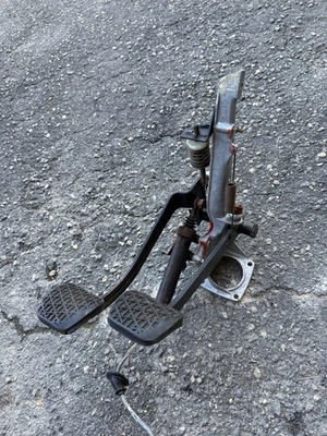 Mercedes Benz 240D 1979 montaje de pedal OEM Foto 1 de 4