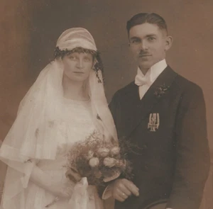 55/500 AK KLEIDUNG VOR ETWA 100 JAHREN HOCHZEIT BRAUTKLEID EISERNES KREUZ ORDEN - Bild 1 von 3