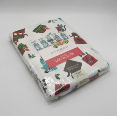 CYNTHIA ROWLEY HOLIDAY CHRISTMAS CATS EASY CARE TABLECLOTH OBLONG 60” x 104" NEW - Image 1 of 4