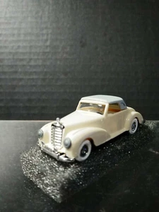 1/87 REVELL PRALINE COLLECTABLE CLASSIC 1951 MERCEDES BENZ 300 S CABRIOLET WHITE - Picture 1 of 6