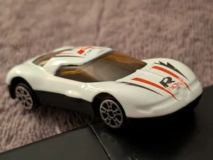 SPLENDIDA MACCHINA DA CORSA "R" PERFETTA COMBINAZIONE DI COLORI RUOTE GRANDI SCALA 1:64 NUOVA SENZA SCATOLA - Foto 1 di 24