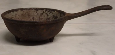 Antique Cast Iron Salesman Sample / Toy Pan Kettle Pot 3 legged Footed 2 5/8" - Image 1 of 4
