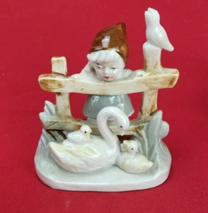 Vintage Porcelain Artwork Style Girl Peering Over A Fence At Swan With Babies - Imagen 1 de 6
