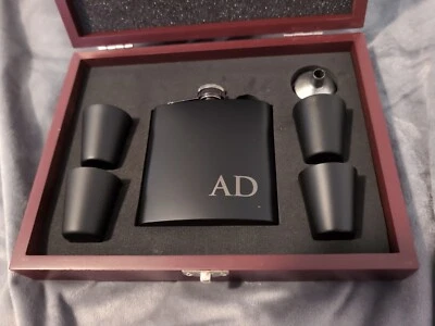 Juego de frascos sin marca con 4 vasos de metal en caja de madera  Foto 1 de 4