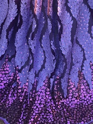 Tela de encaje de red con lentejuelas púrpura brillante. Vestido de boda, gala, graduación. BTY Foto 1 de 4