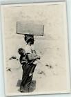 13802900 - Frau Mit Kind Traegt Eine Kiste Auf Dem Kopf Afrikan. Volkstyp