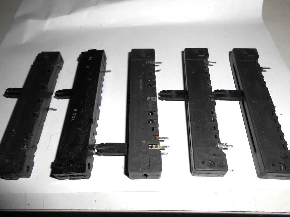 5 stück Schieberegler mono  25k log,  10k log, 100 ohm lin, 10k log, 10k log - Bild 1 von 1