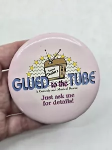 Louise DuArt weiblicher Komiker Pinback-Knopf auf die Tube geklebt Vintage 1990er Jahre - Bild 1 von 2