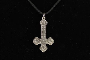 COLLANA CIONDOLO METALLO CROCE SATANICA ROVESCIATA GOTICA D356 - Picture 1 of 3