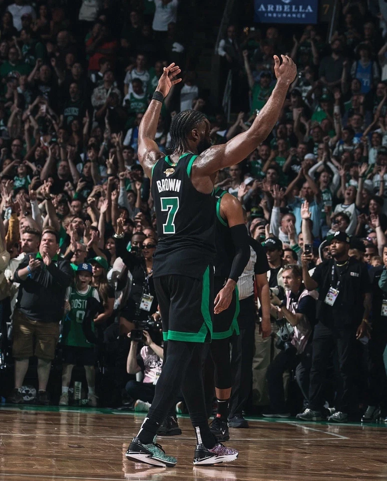 Foto de baloncesto de la NBA Jaylen Brown Hyping Crowd 2024 Finales Boston Celtics 8x10 Foto 1 de 1