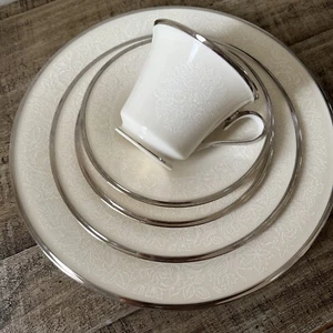 Neuwertiges Lenox MOONSPUN 5-teiliges Gedeck Elfenbein Bone China Platinrand - Bild 1 von 7