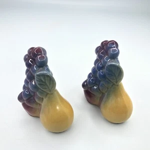 Coctelera de sal y pimienta Shawnee cerámica fruta uvas pera ciruela hecha en EE. UU. - Imagen 1 de 6