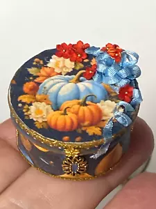 Artisan Halloween Pumpkin & Flowers Design Box 1:12 Dollhouse Miniature OOAK '24 - Bild 1 von 17