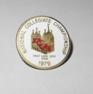 1979 National Basketball Championship NCAA Press Pin Larry Bird vs Magic Johnson - Picture 1 of 2