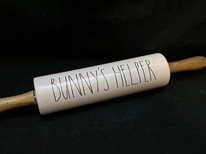 PIN RODANTE DE CERÁMICA RAE DUNN PASTER ""Bunny Helper"" rosa mango de madera - Imagen 1 de 7
