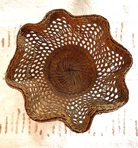 Korb, einzigartig und fachmännisch gewebt, 9" x 9", ungewöhnliche Form, schöne Kurven - Bild 1 von 10