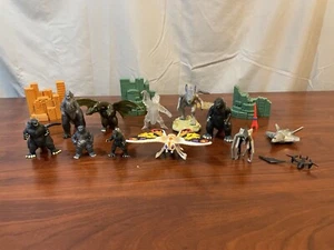 Godzilla Minifiguren Konvolut - 10 Figuren, Flugzeuge & zerbrechliche Gebäude (Lot #3) - Bild 1 von 16
